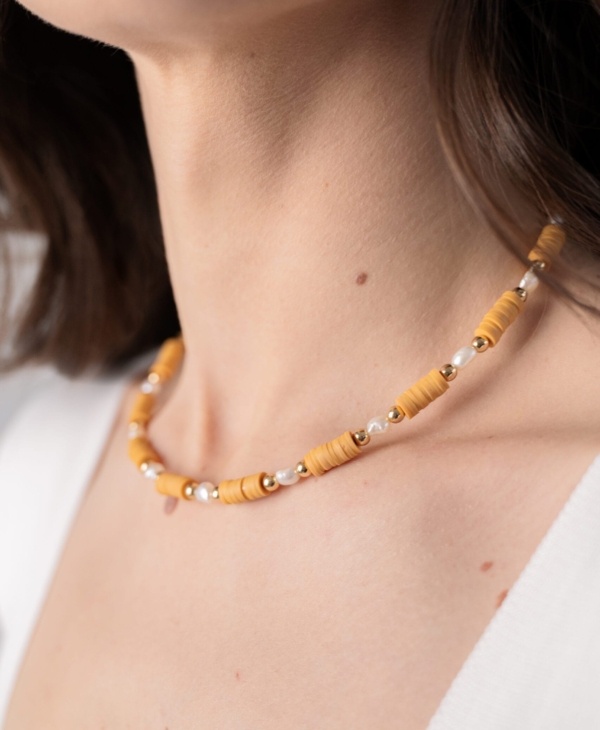 Žaisminga kolekcija: geltonas kaklo vėrinys su perlais 301, pagaminta Lietuvoje, rankų darbas
