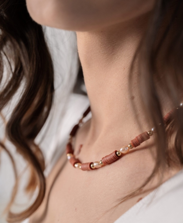 Žaisminga kolekcija: rusvas kaklo vėrinys su perlais 302, pagaminta Lietuvoje, rankų darbas