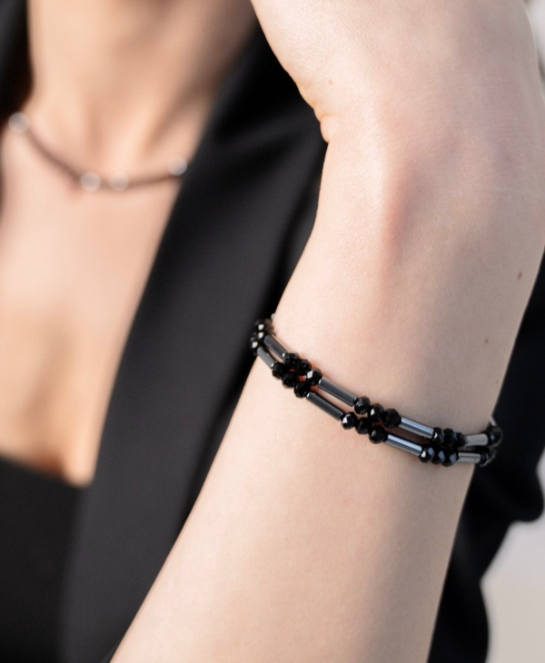 Juodų apyrankių derinys