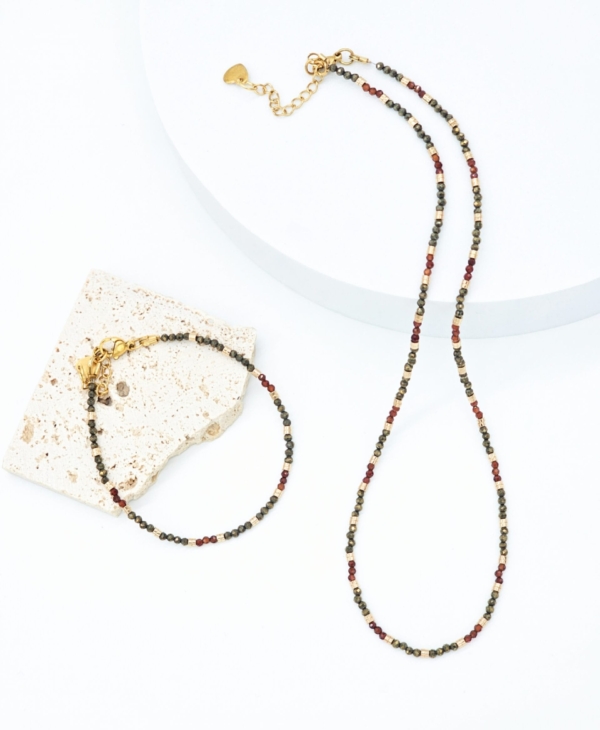 Pirito kolekcija: subtilus kelių spalvų derinys iš pirito, hematito ir granato #101, pagaminta Lietuvoje. Rankų darbas