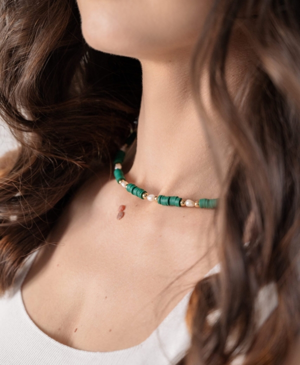 Žaisminga kolekcija: žalias kaklo vėrinys su perlais 300, pagaminta Lietuvoje, rankų darbas