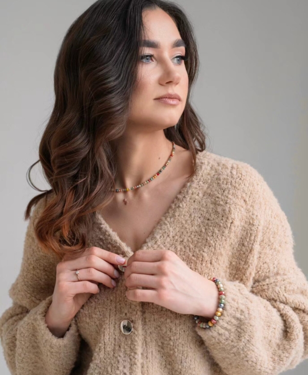 Spalvotas kaklo vėrinys