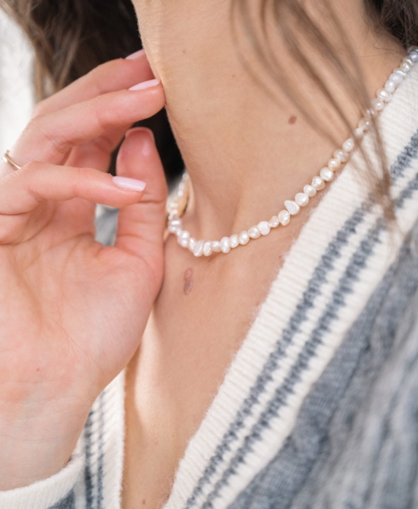 Klasikinis gėlavandenių perlų kaklo vėrinys; perlai nelygūs; mėgstamiausias klienčių