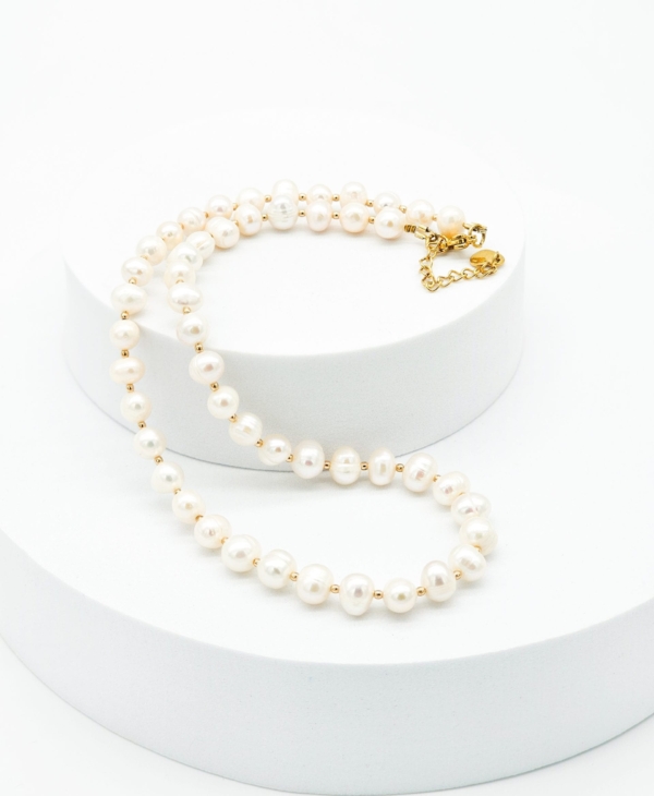 Minimalistinis kaklo vėrinys su natūraliais gėlavandeniais perlais ir hematitu - subtili prabanga kiekvienai dienai.