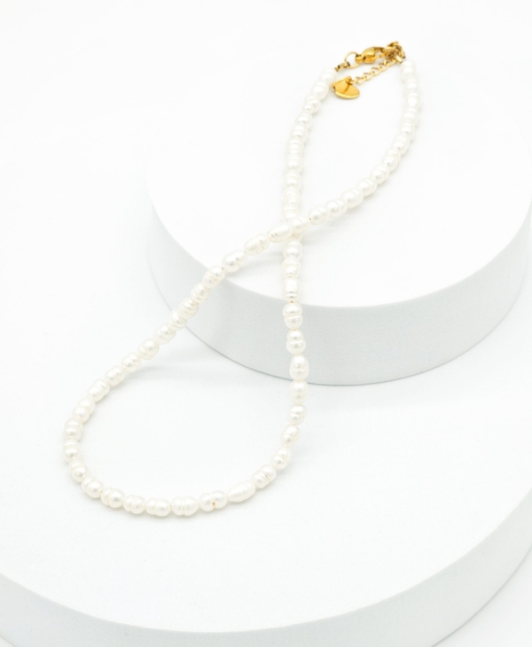 Klasikinis kaklo vėrinys iš pailgų perlų. Puiki dovana.