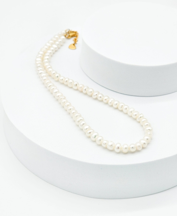 Klasikinis gėlavandenių perlų kaklo vėrinys sukurtas Moteriai, mėgstančiai eleganciją ir minimalizmą.