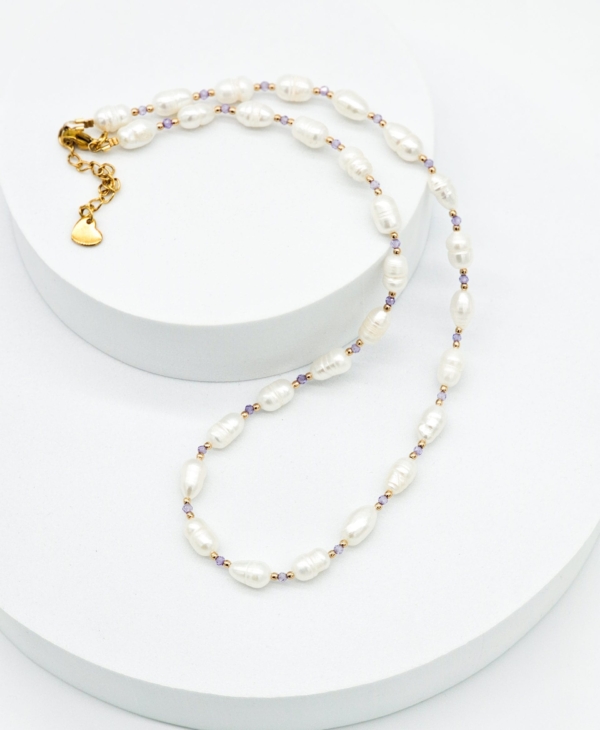 Kaklo vėrinys ,,Levanda'' pagamintas iš gėlavandenių perlų bei nuostabaus grožio blizgančių cirkonio kristalų ir hematito.