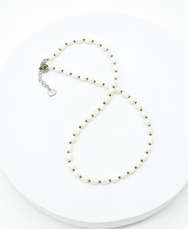 Kaklo vėrinys iš natūralių gėlavandenių perlų ir antracito spalvos hematito ,,Tyla''