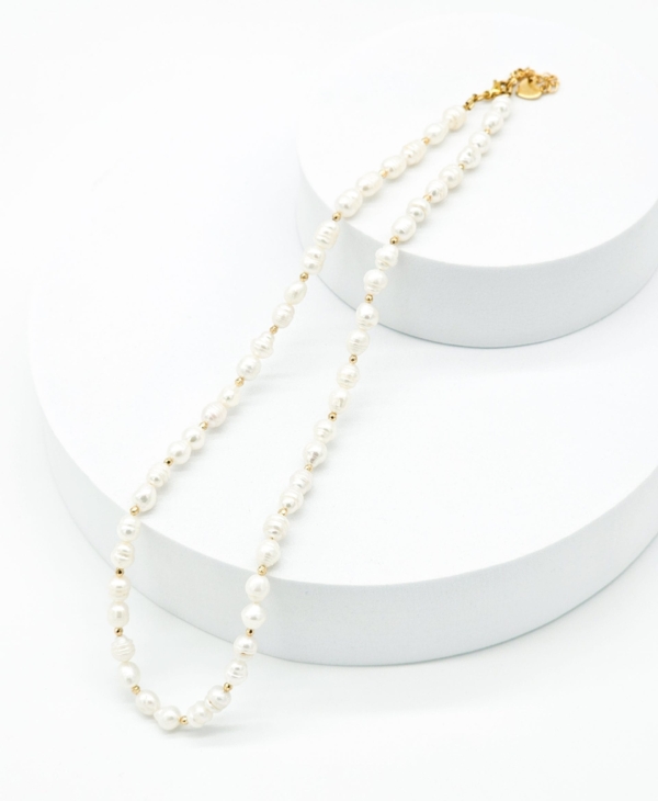 Tvarkingas natūralių gėlavandenių perlų ir hematito kaklo vėrinys.