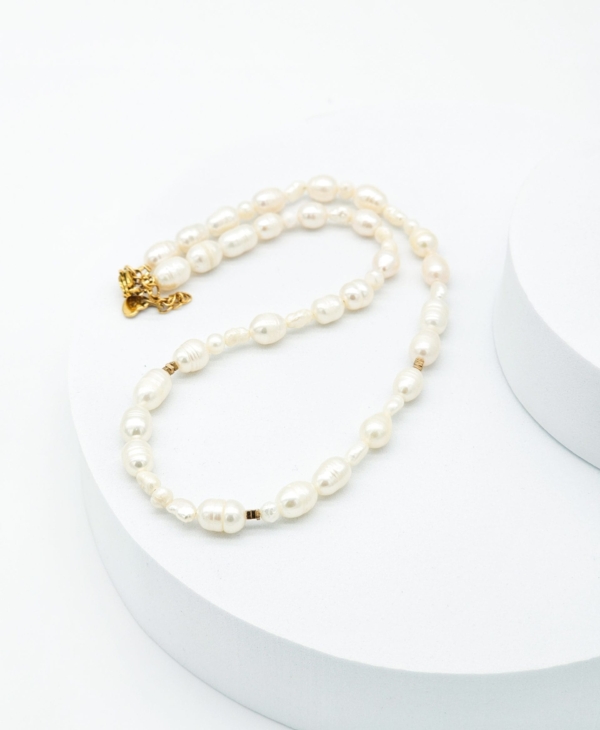 Vienetinis gėlavandenių perlų kaklo vėrinys, suteikiantis subtilumo, žaismingumo ir išskirtinumo.