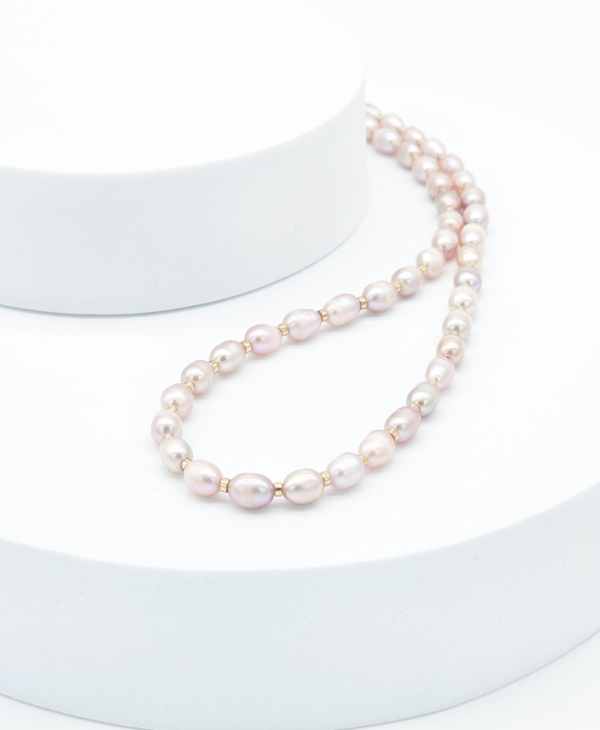 Kaklo vėrinys ,,Delicate Touch'' pagamintas iš gėlavandenių perlų ir hematito - elegantiškas, minimalistinis.