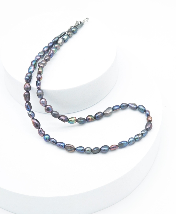 Kaklo vėrinys „Dark Desire“ iš tamsių gėlavandenių perlų – puikus pasirinkimas toms, kurios nebijo išsiskirti tyliai.