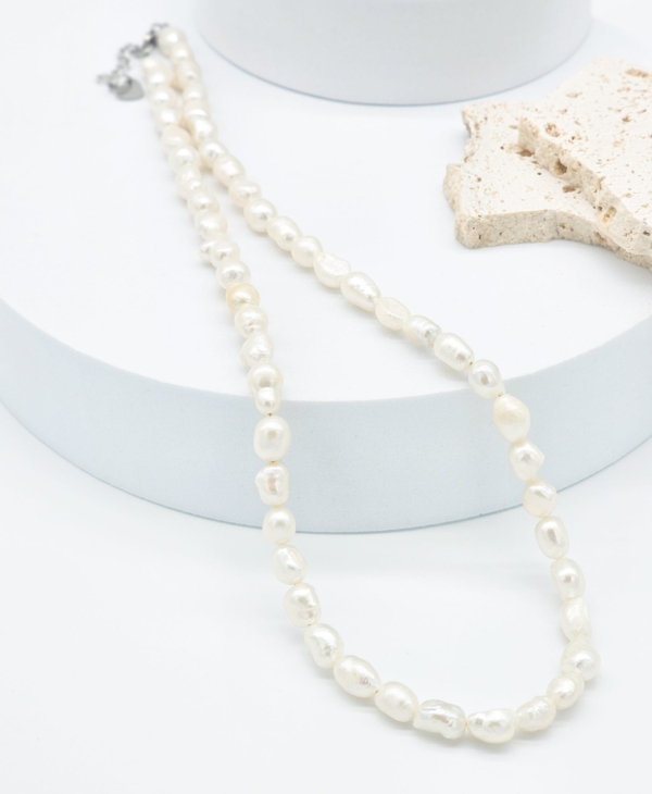 Klasikinis ir minimalistinis kaklo vėrinys su natūraliais gėlavandeniais perlais. Rankų darbas. Puiki dovana.