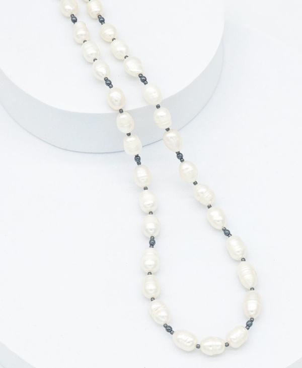 Kaklo vėrinys ,,Paslaptis'' - iš gėlavandenių perlų bei hematito. Rankų darbo papuošalas.