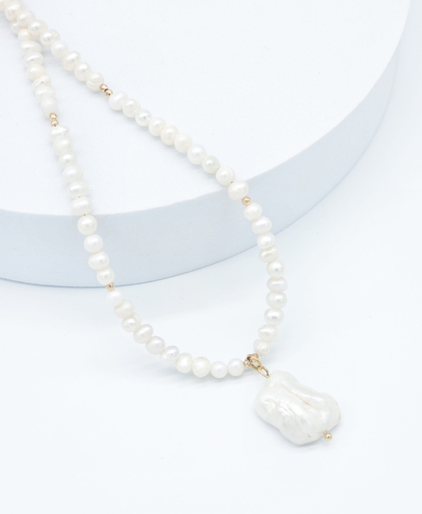 Gėlavandenių perlų kaklo vėrinys su barokiniu perlu. Puiki dovana.