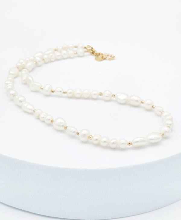 Vienetinis kaklo vėrinys ,,Subtili elegancija'' - gėlvandenių perlų ir hematito derinys, sukurtas moteriai, ieškančiai unikalumo ir elegancijos.