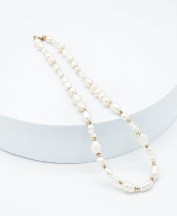 Vienetinis kaklo vėrinys iš gėlavandenių perlų, kriauklių ir hematito sukurtas ypatingai Moteriai! Tai puiki dovana!