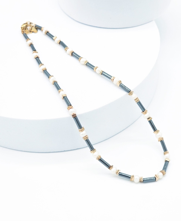 Hematito kolekcija: modernus kaklo vėrinys su gėlavandeniais perlais