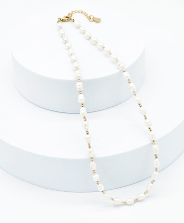 Stilingas kaklo vėrinys su perlais - klasika ir modernumas viename. Puiki dovana.