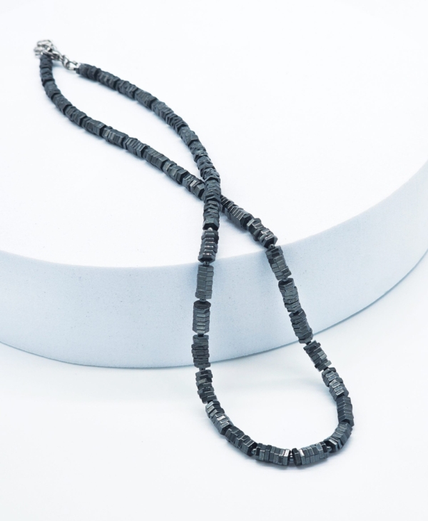 Hematito kolekcija: universalus kaklo vėrinys - ir vyrams, ir moterims.