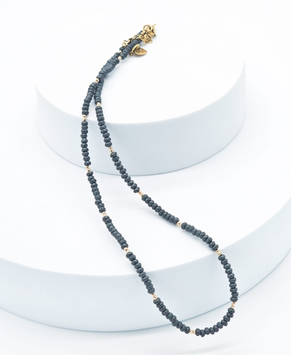 Hematito kolekcija: modernus kaklo vėrinys iš aukso ir antracito spalvos hematito. Puiki dovana!