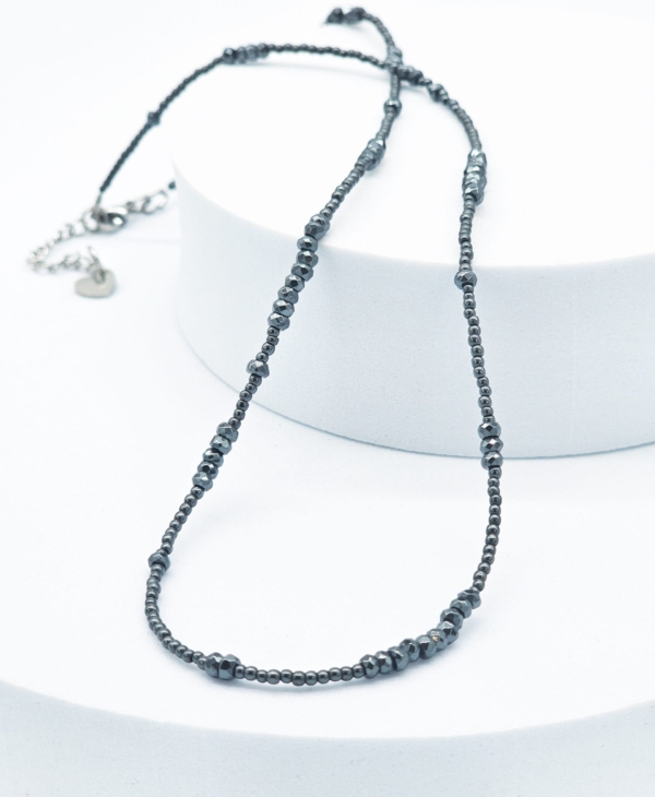 Hematito kolekcija: kuklus ir smulkus kaklo vėrinys iš antracito spalvos hematito.