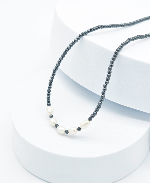 Hematito kolekcijos kaklo vėrinys su gėlavandeniais perlais. Elegantiškas, smulkus, minimalistiškas.