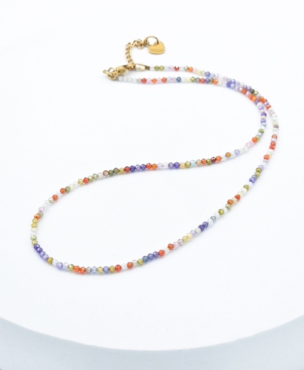 Žaismingas ir smulkys kaklo vėrinys iš įvairių spalvų cirkonio. Puiki dovana.