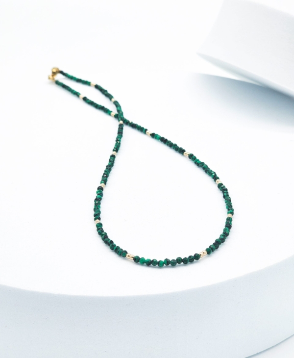 Elegantiškas kaklo vėrinys iš malachito ir hematito. Smulkus ir subtilus.