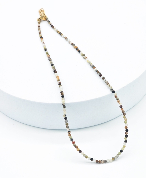 Kaklo vėrinys iš įvairių žemiškų spalvų kristalų