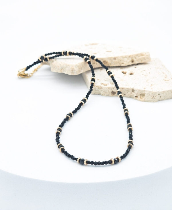 Juodas puošnus špinelio ir hematito kaklo vėrinys. Puiki dovana.