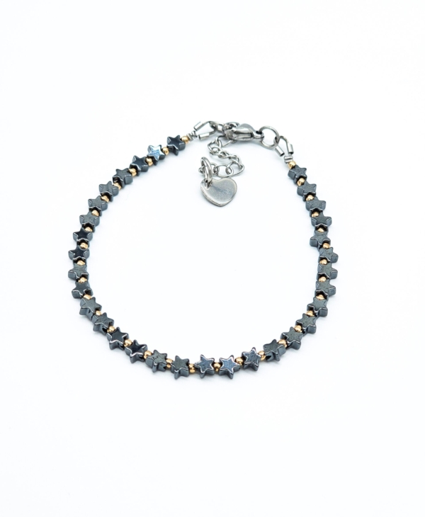 Moderni ir smulki rankų darbo apyrankė su žvaigždutėmis suverta iš antracito ir auksinės spalvų hematito. Puiki dovana. Tiks prie bet kokios aprangos.