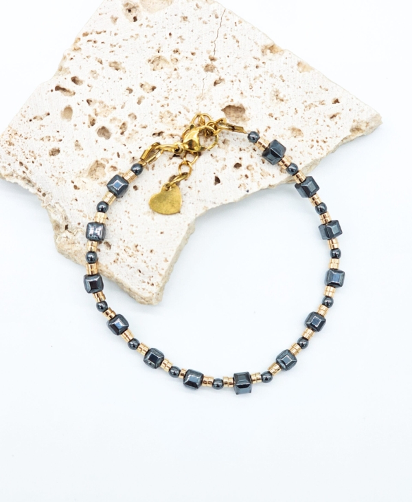 Elegantiška, puošni, prabangi, smulki ir moderni rankų darbo apyrankė suverta iš skirtingų hematito formų ir spalvų. Puiki dovana.