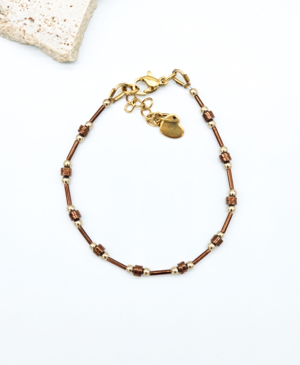 Smulki, subtili ir minimalistinė rankų darbo apyrankė su hematitu. Puikiai tiks prie įvairios aprangos. Puiki dovana!