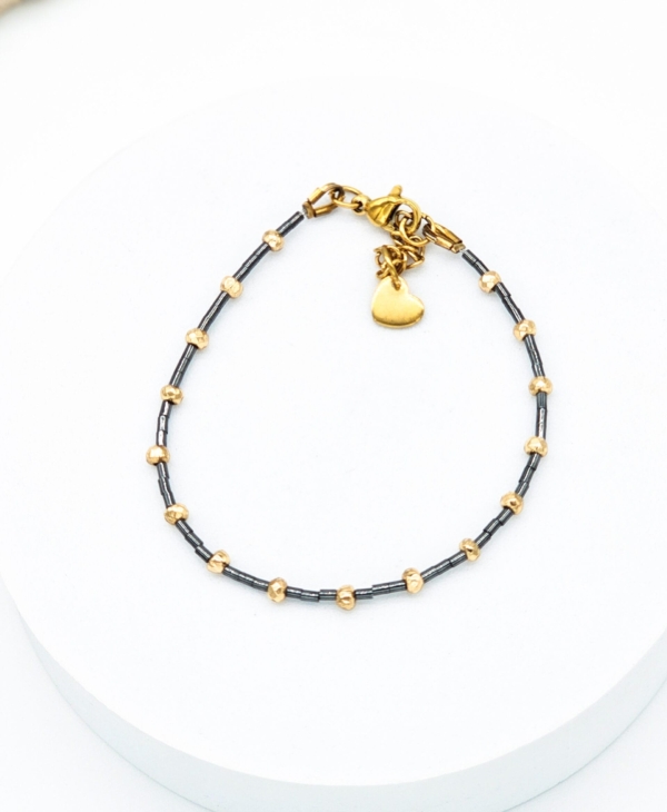 Smulki ir moderni rankų darbo apyrankė, suverta iš antracito ir auksinės spalvų hematito! Puiki dovana.