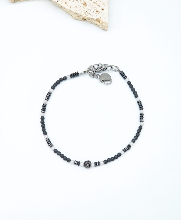 Smulki, subtilaus dizaino apyrankė su blizgiais ir matiniais antracito spalvos hematito kristalais ir baltu cirkoniu suverta Moteriai, mėgstančiai minimalizmą ir eleganciją.