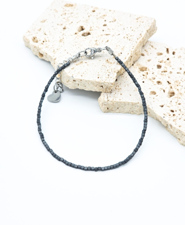 klasikinė, minimalistinė, itin smulki rankų darbo apyrankė su antracito spalvos hematitu. Puiki dovana.