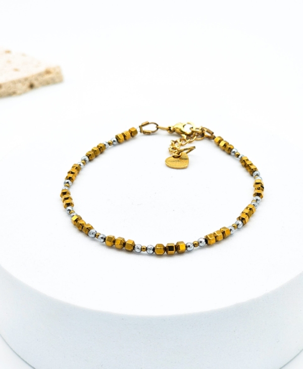 Smulki ir žėrinti rankų darbo apyrankė iš auksinės ir sidabrinės spalvų hematito.