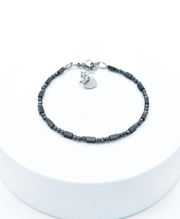 Smulki, antracito spalvos hematito rankų darbo apyrankė. Puiki dovana.