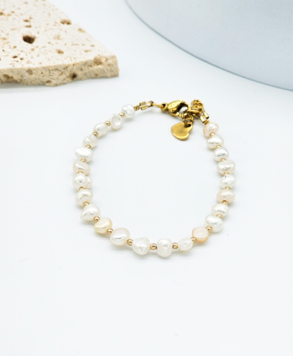 Neipareigojanti, smulkių ir nelygių gėlavandenių perlų bei auksinės spalvos hematito apyrankė